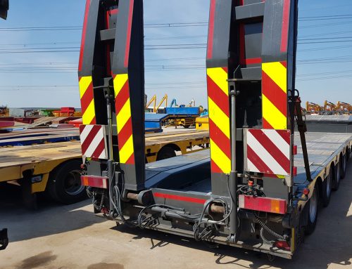 What is the difference between a low loader and a flatbed?